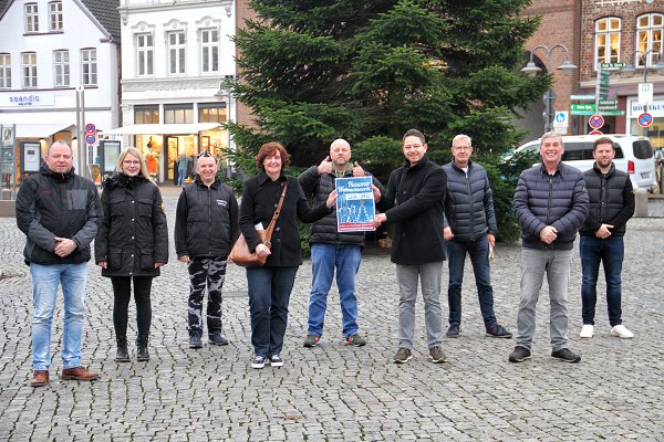 v.l.n.r.: Matthias Matzke, Silja Pairott (beide Ordnungsamt), Jan Groß (Beschicker), Kerstin Sick (TSMH), Lars Clausen, Daniel und Peer Sluppke, Matthias Böttger und Nico Lühmann (alle Beschicker) freuen sich darüber, dass in diesem Jahr der Husumer Weihnachtsmarkt wieder stattfinden kann.