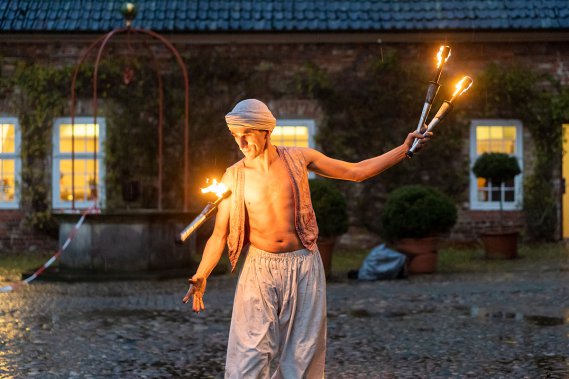 Jongleur mit Fackeln