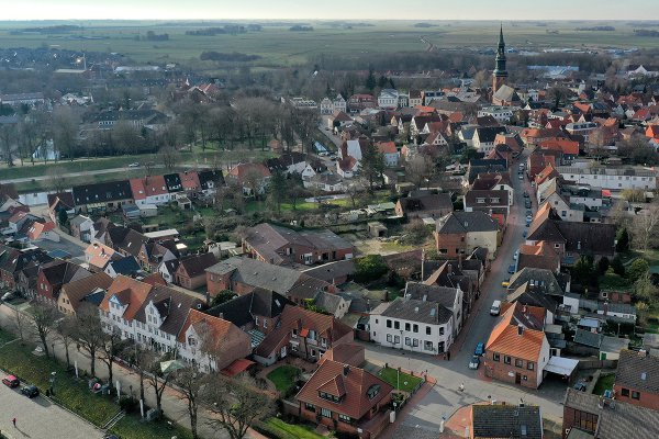 Tönning von oben. Hafen und Stadt.