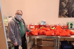 Charly Häuber mit den Beuteln