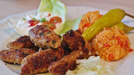 Cevapcici mit Reis und Chilischote
