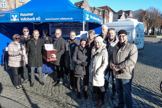 Mitglieder der Facebook-Gruppe, der Husumer Tafel und des Diakonischen Werkes zeigten sich erfreut über den Erfolg der Aktion. Foto: Petra Blume