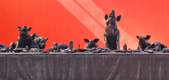 Lv Shun: Das Letze Abendmahl? Das Schwein als universeller Träger mit Doppelverweis auf Gesellschaft und Kultur.