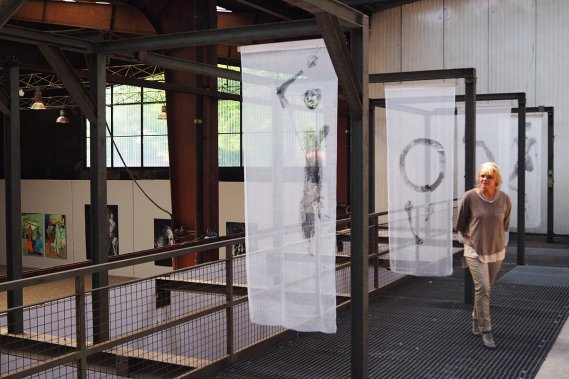 Körperabdrücke auf Baumwollbatist. Inga Aru führte uns durch die Ausstellung
